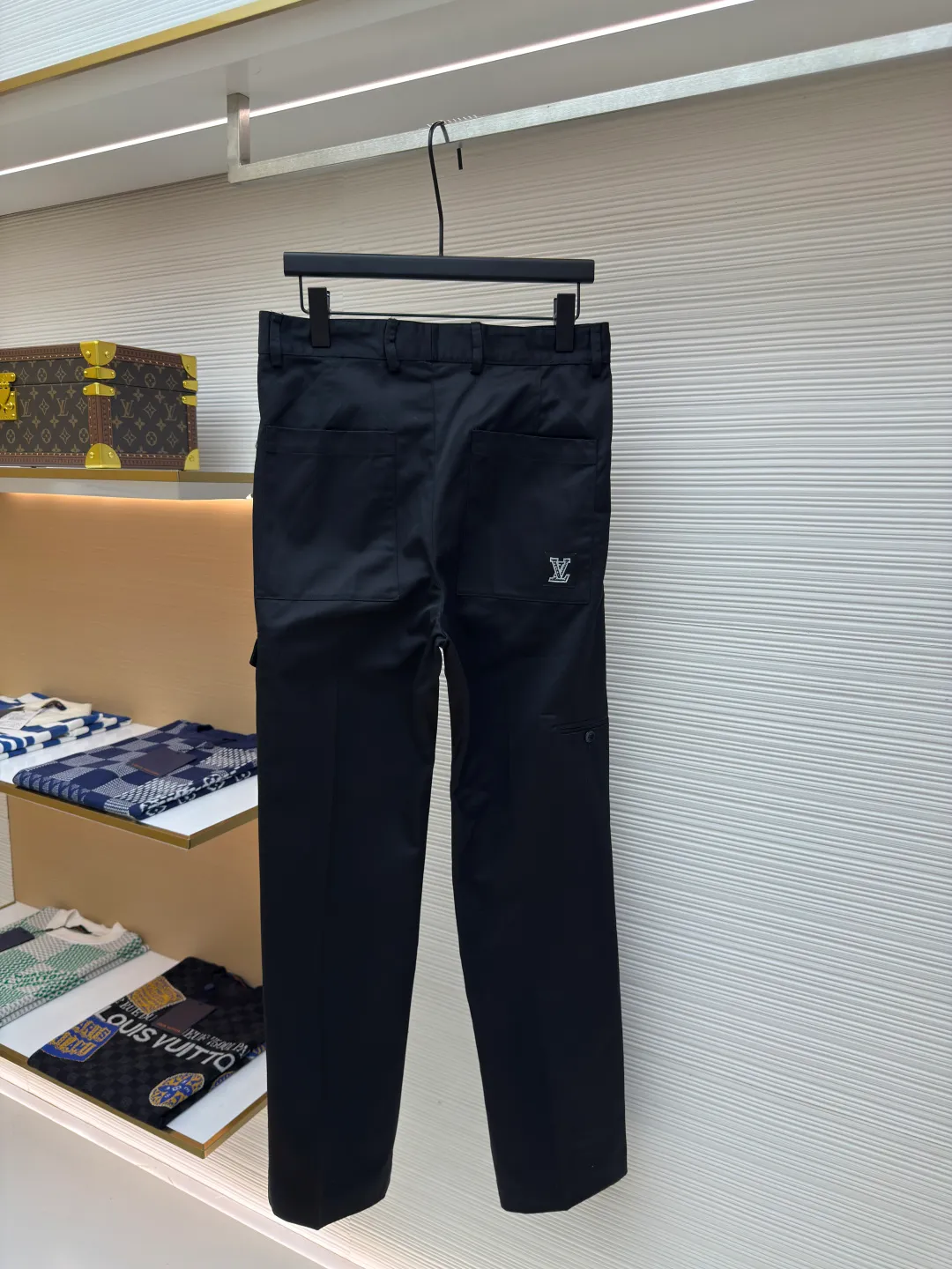 LOUIS VUITTON wool embroidered trousers ●Authentic product: purchased and developed by 10036 ●Item number: 1680059-B05 ●Fabric: wool fabric ●Technology: embroidery production ●Version: fitted version ●Weight: about 505 grams ●Size: 46-48-50-52 ●Description: Exclusive custom-woven twill fabric 30% wool blended trousers are more drapey Bag cover logo brand embroidery Customized emblem woven label, overall trousers workmanship, trousers pleats and perm marks are perfectly restored in three dimensions. The overall wiring is straight and delicate, the fabric is comfortable and soft, and the color is consistent without color difference. It can be matched with the same style to create a fashionable look and control various occasions. Customized accessories, complete with three standards, same style for men and women!